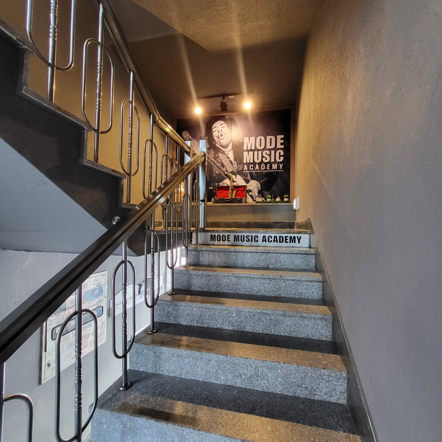 2층 계단 올라가는 길.jpg