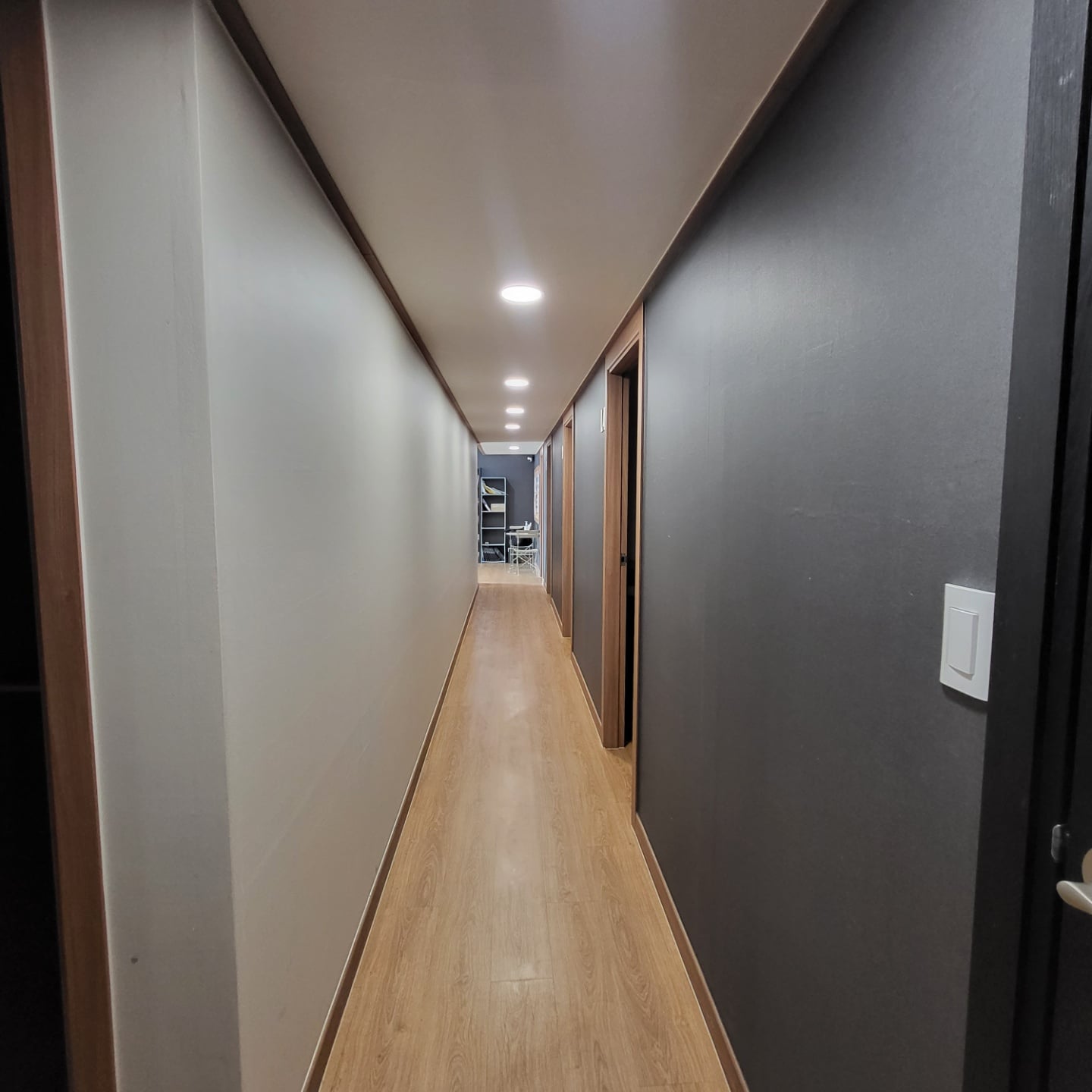 2층 복도-1(사무실왼).jpg