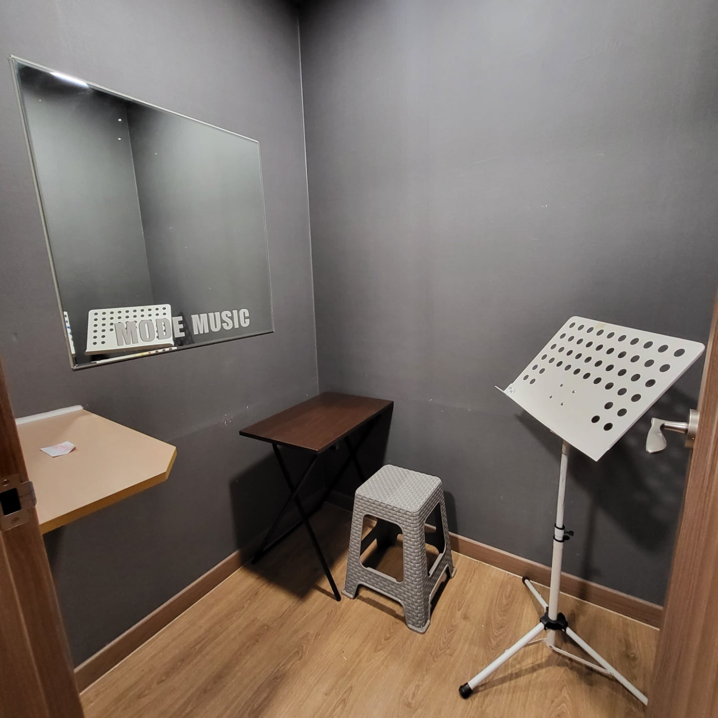 2층 연습실-1(보면대).jpg
